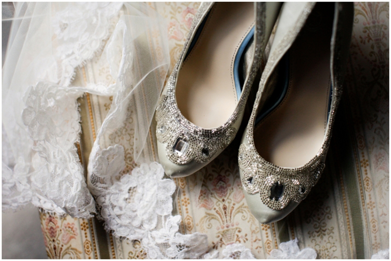 Свадебные туфли с акцентами: жемчуг, перья, камни
