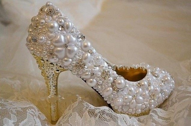 Свадебные туфли с акцентами: жемчуг, перья, камни