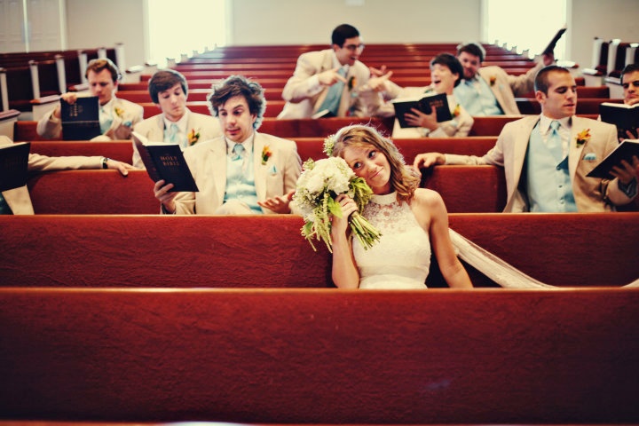 Невеста и друзья жениха: идеи для фото