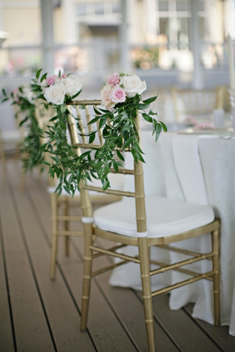 оформление свадебных стульев