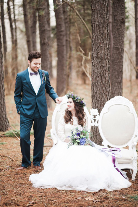 Фиолетово-бежевая свадьба в лесу
