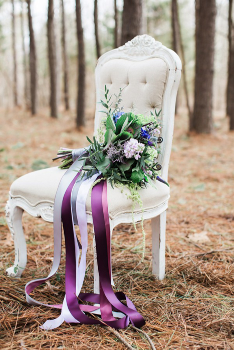 Фиолетово-бежевая свадьба в лесу