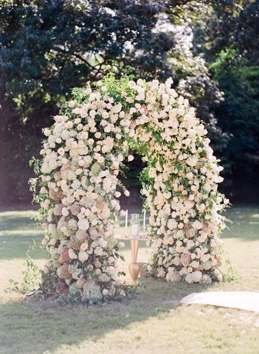 Свадебные арки, украшенные цветами