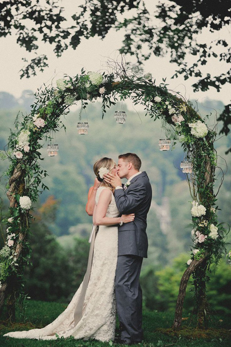 Свадебные арки, украшенные цветами
