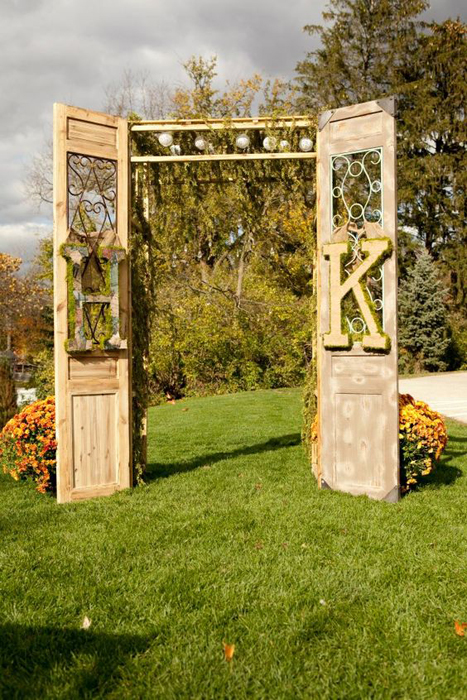 Двери в качестве свадебной арки